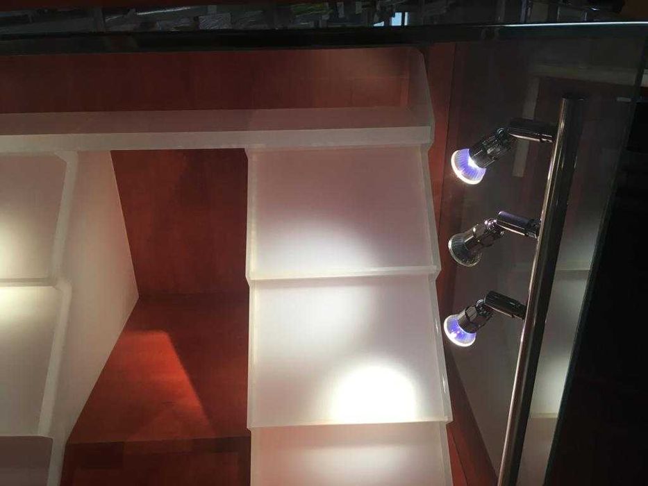 Vitrine expositora com iluminação.