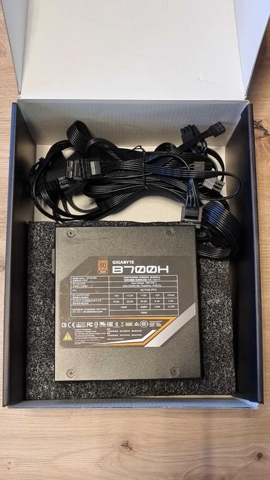 Zasilacz Gigabyte B700H 700W