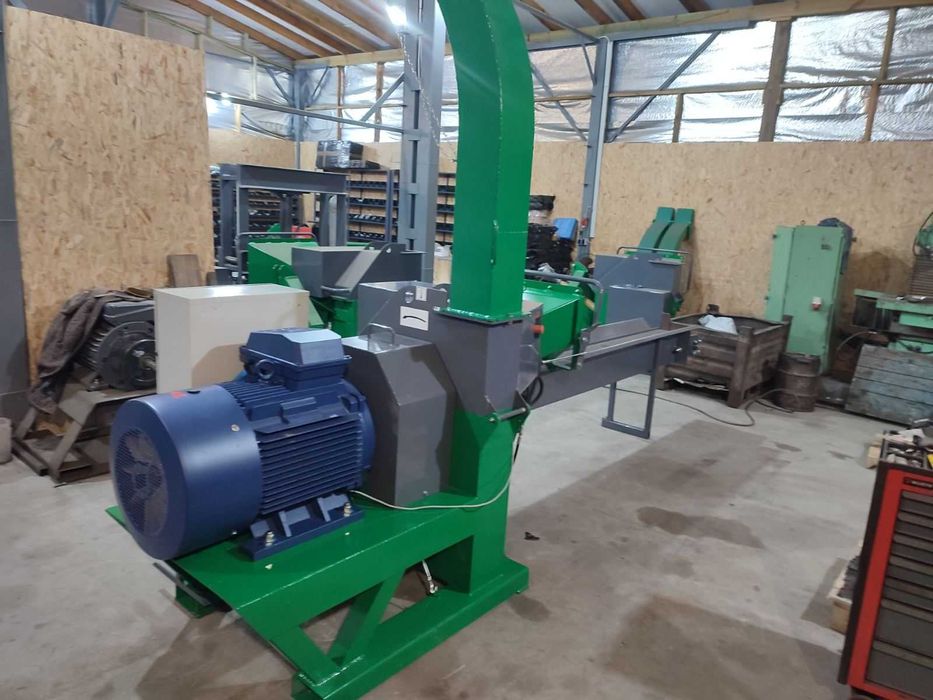 Дробарка кругляка 220мм в щепу. Щепоріз 55квт з транспортером. Щепоріз