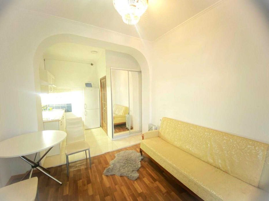 Студія, невисокий поверх,  м Дорогожичі, є ГЕНЕРАТОР