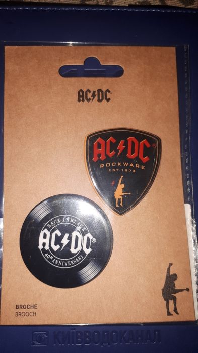 Значки АСDC знаменитой рокгрупы.