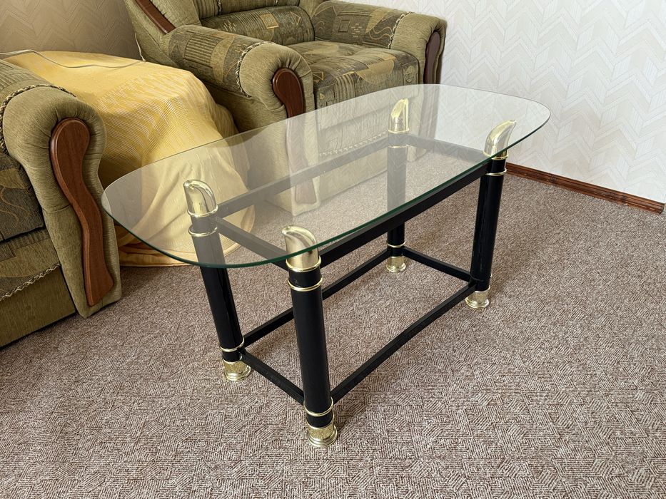 Скляний журнальний столик