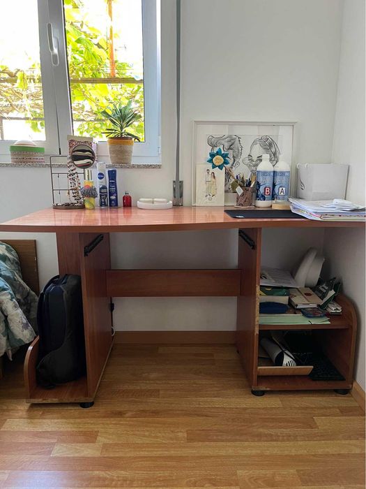 Secretária em madeira com arrumação lateral.