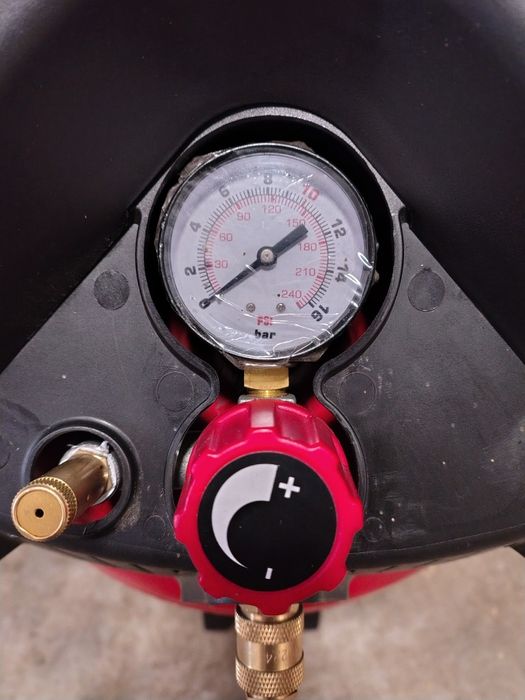 Przenośna Sprężarka z Manometrem i Reduktorem Ciśnienia Einhell 50 l.