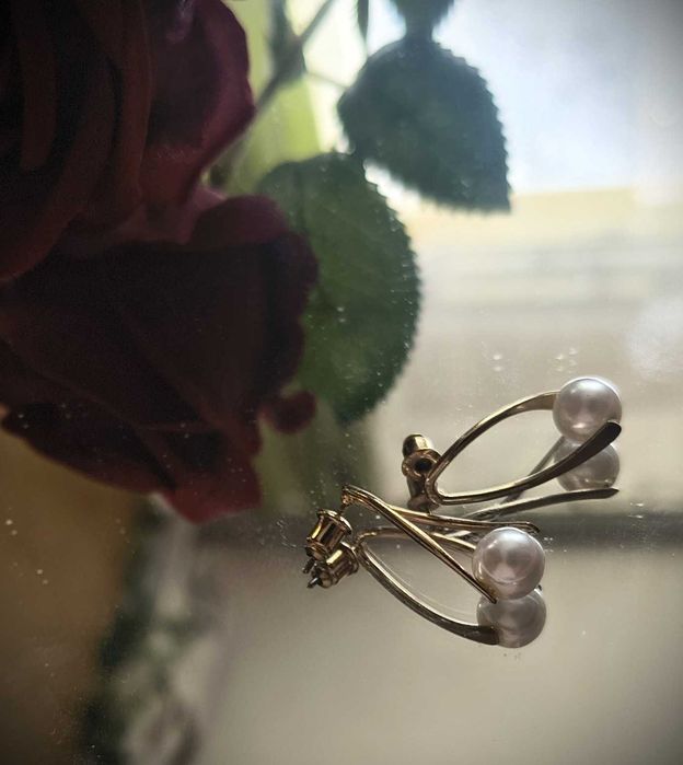 Wiszące eleganckie kolczyki złote z perłą