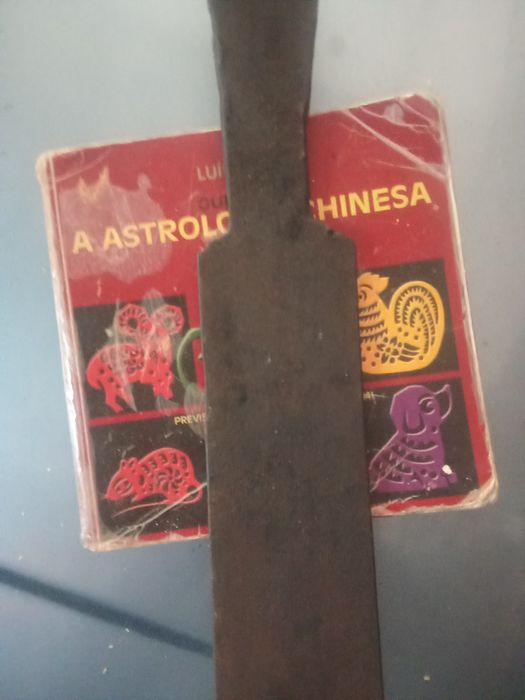 Machado espalmado. Robusto.