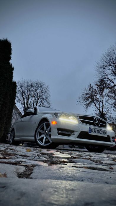 Mercedes-Benz C-Class Coupe 2012
Авто, яке дарує задоволення від кожної поїздки.

Продам свій стильний і динамічний Mercedes C-Coupe 2012 року - справжнє купе з характером! Елегантний дизайн, німецька якість і комфорт преміум-класу. Авто доглянуте, повністю справне, обслуговується за регламентом та з любов’ю.
Всі вузли та агрегати працюють справно, ходова після діагностики.

Світло - встановлені BI-LED лампи.
Двигун - замінено ціпок ГРМ, вануси, помпа, компресор кондиціонера, радіатор кондиціонера. 20'000 тому замінено масло в АКПП і редукторі та замінені гальмівна та охолоджуючі рідини.
Кузов - навесні на автомобіль нанесена нанокераміки та проведено детейлінг. На території США отримав пошкодження поверх бампера в капот. Всі пошкоджені деталі замінено на нові.
На автомобіль встановлено різноширокі диски R18 AMG та шини Michelin Pilot Sport 3

Авто дарує справжні емоції за кермом - легке, чітке та впевнене.
Ідеальний варіант для тих, хто цінує стиль, комфорт і динаміку.

Усім вдалих покупок!