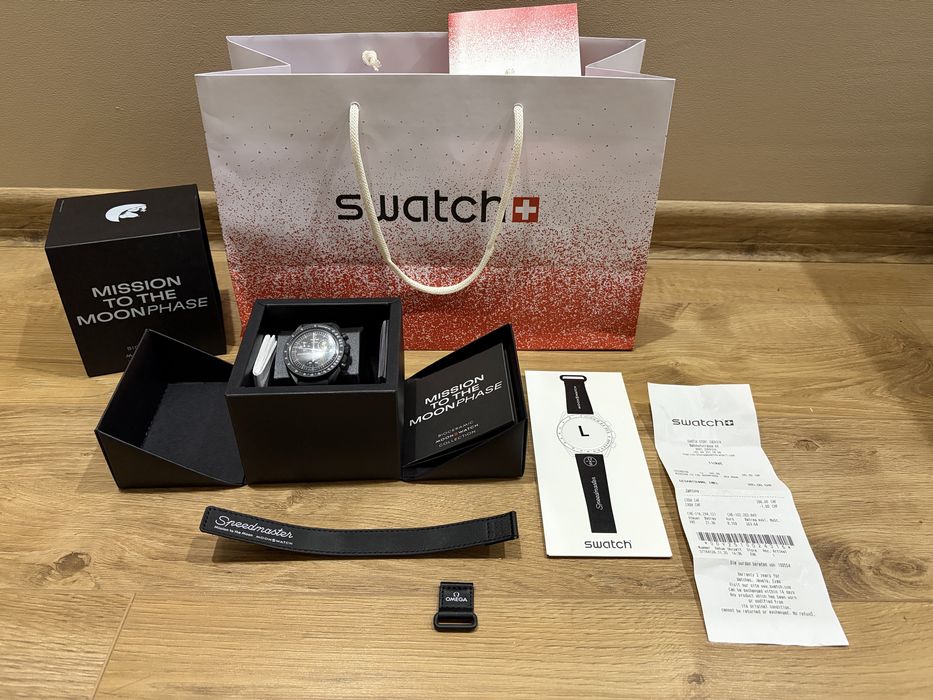 omega swatch moonswatch snoopy