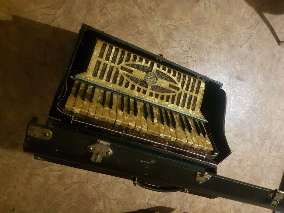 Аккордеон Buttstadt. 120 басов. Немец.  Отличное сост.  Чехол