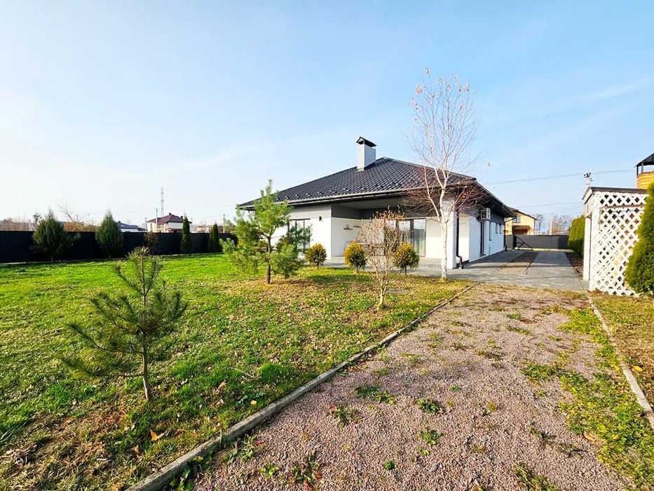 Продається новозбудований сучасний одноповерховий будинок з ремонтом.