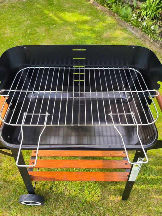 nowy grill węglowy