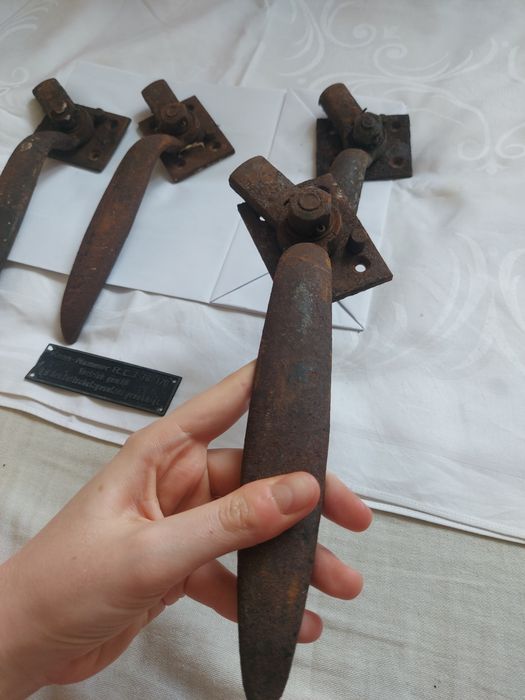 ciężkie, solidne zawiasy od schronu piwnicznego