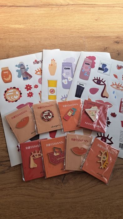Zestaw piny przypinki naklejki rossmann