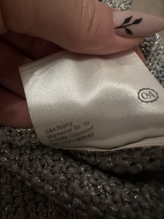 Sweterek ze srebrną nicią