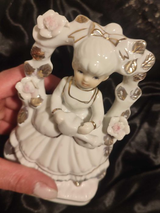 Kolekcjonerska figurka Gräfenthal Carl Scheidig – dziewczynka w pergoli vintage DDR / NRD