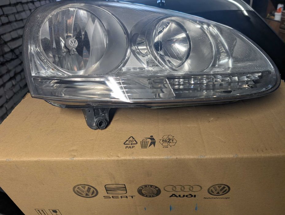VW Golf V lampy reflektory OE 1K6941005P 1K6941006P KPL