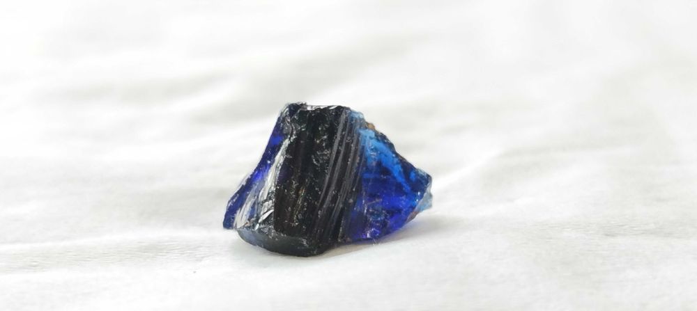 Turmalina azul raro em estado bruto