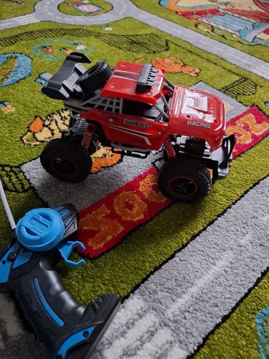 Іграшковa машинкa на пульті