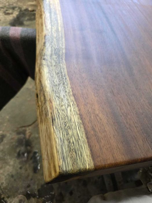 Mesa em madeira maciça rústica,borda o vivo.Rustic solid wood table.