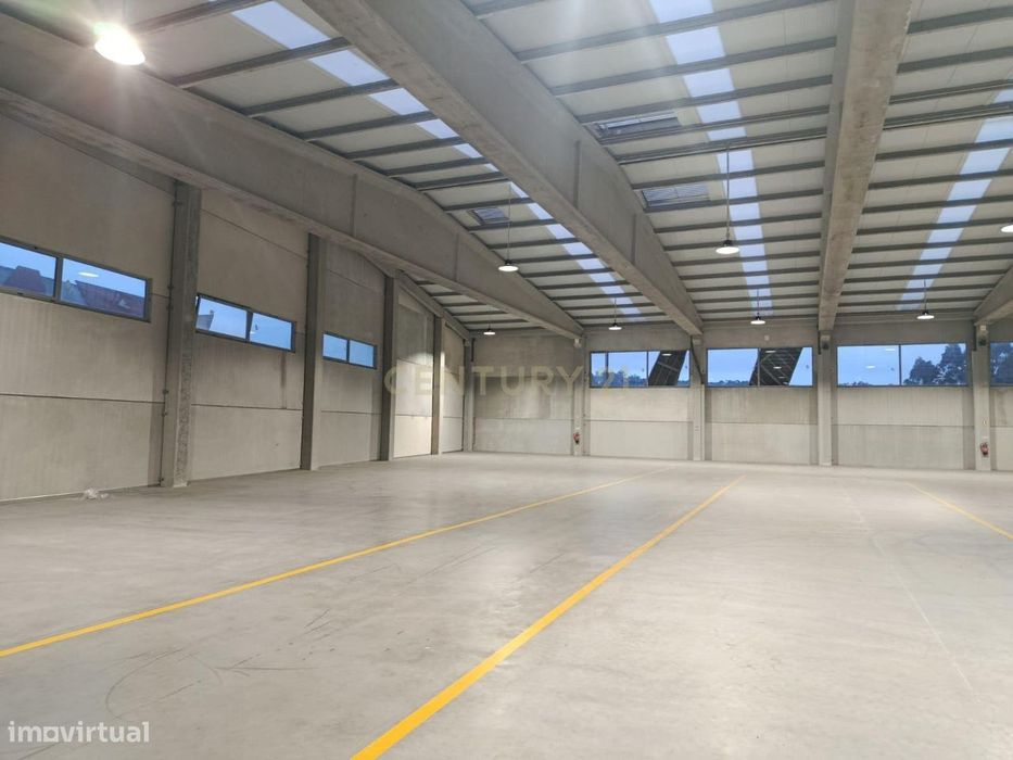 Pavilhão Comercial à Venda no Centro Empresarial de Paredes