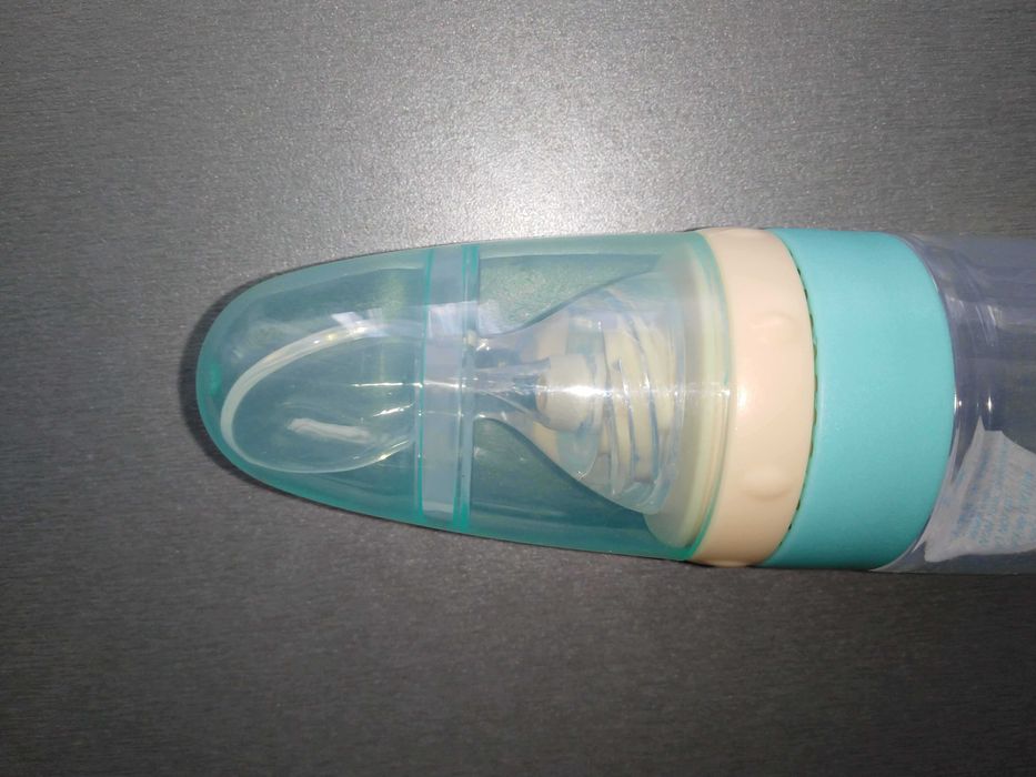 Силиконовая бутылка-ложка для кормления.