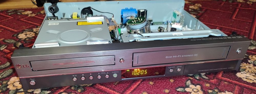 Відеомагнітофон LG DVR677X