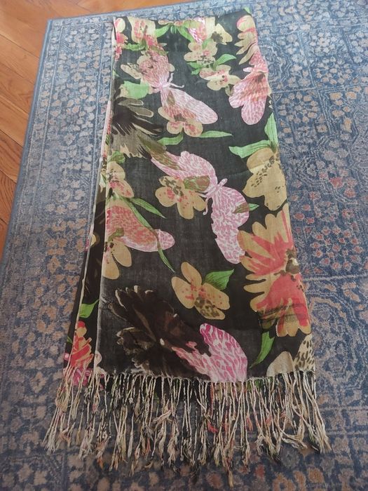 Piękny nowy duży szal w kwiaty.