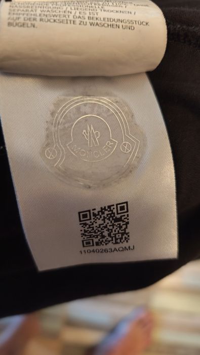czarna koszulka Moncler