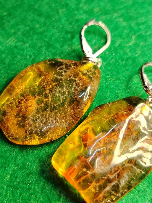 Kolczyki z naturalnym bursztynem bałtyckim.