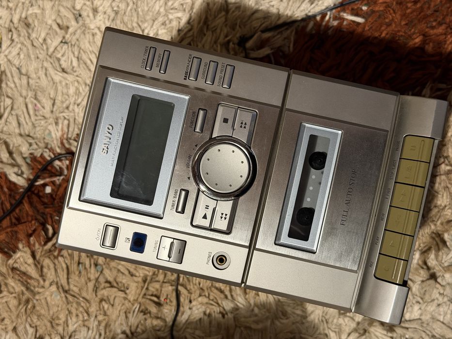 Продам міні музичний центр SANYO з колонками та пультом.