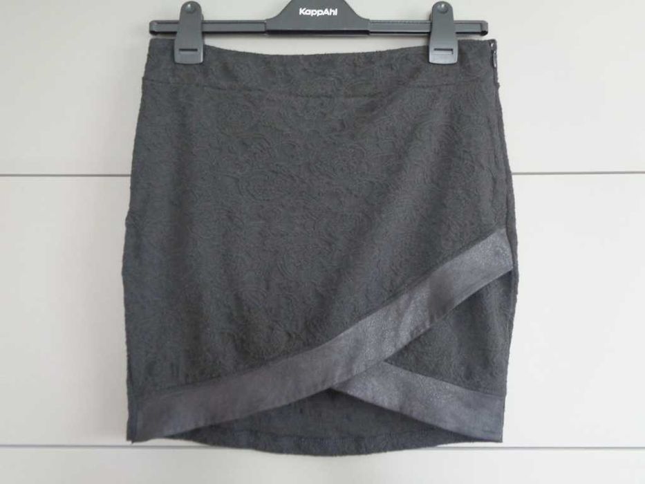 Czarna mini spódnica Stradivarius M