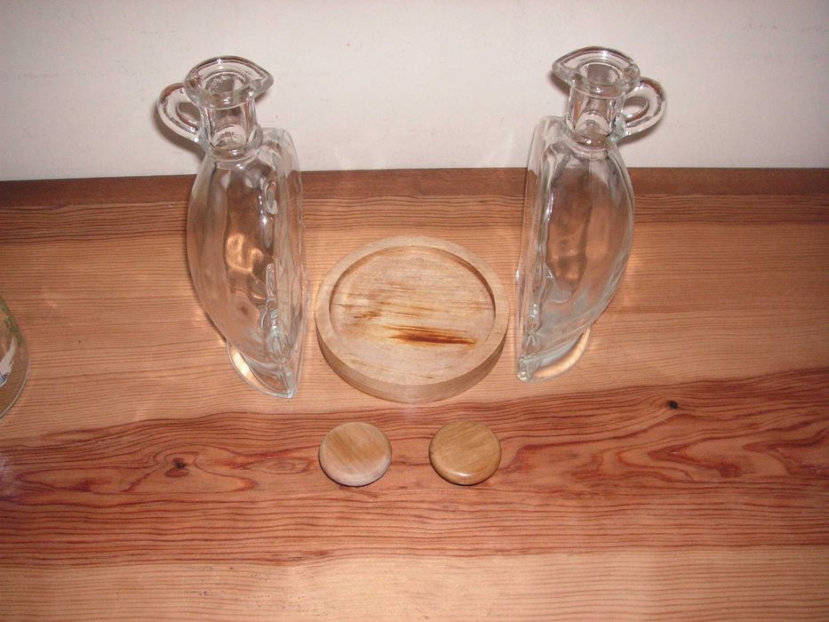 Jarro Água Sumo Vidro, Galheteiro Vidro / Madeira e Tesoura Inox Aves