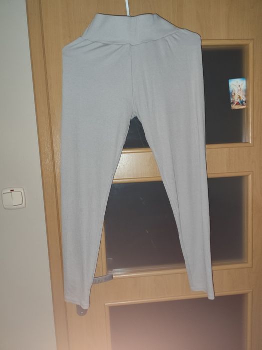 Leginsy beżowe prążkowane