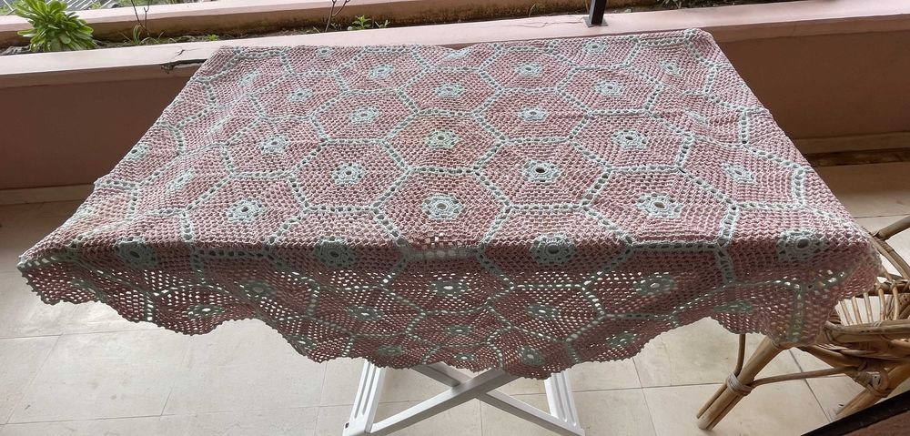 Encantadora toalha de mesa em renda, feita à mão
