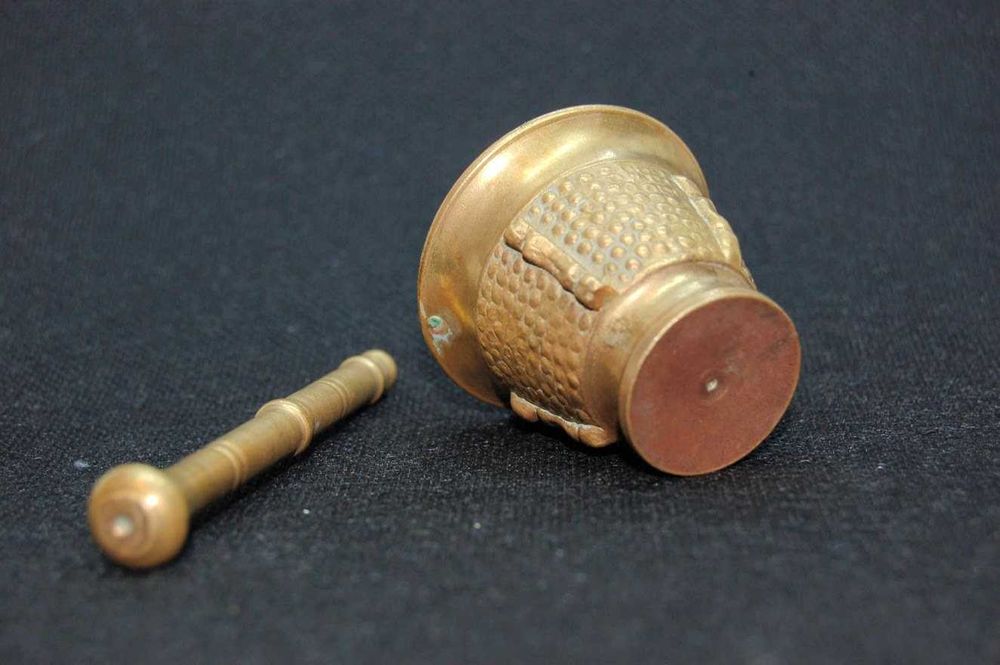 Almofariz vintage com pilão miniatura em bronze
