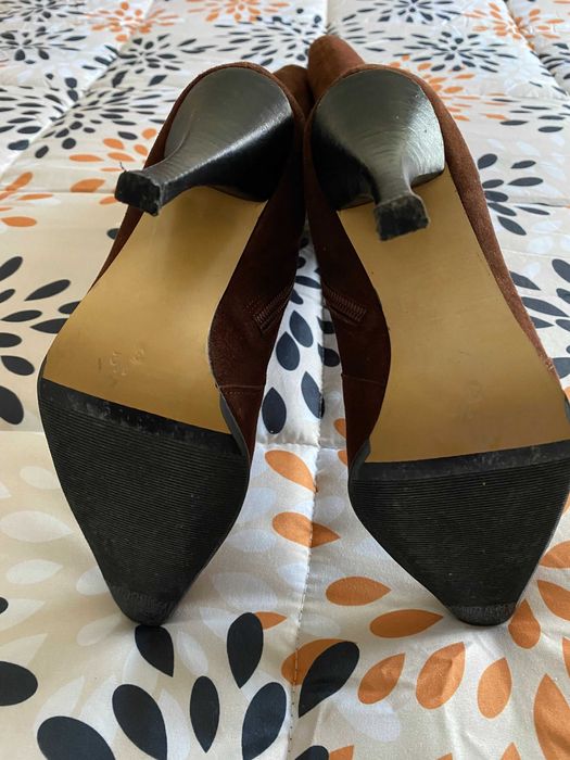 Botas altas, em pele, castanhas escuras, de salto alto e fino