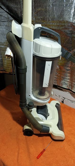 Pionowy odkurzacz bezworkowy firmy  Argos