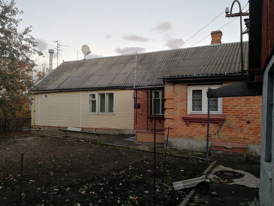 Продається частина будинку в місті