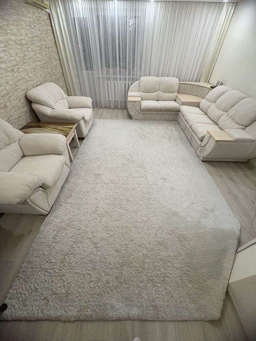 Продам білий килим в гарному стані