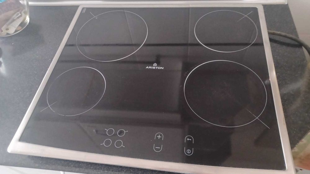 Placa vitrocerâmica pouco uso com avaria eletrónica