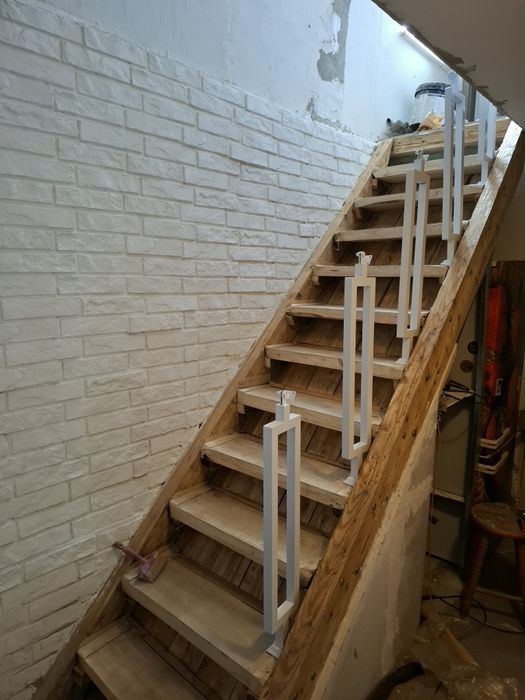 Biale nowoczesne slupki balustradowe