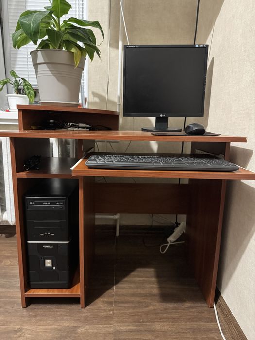 Компʼютер , компʼютерний стіл , Компьютер, компьютерный стол