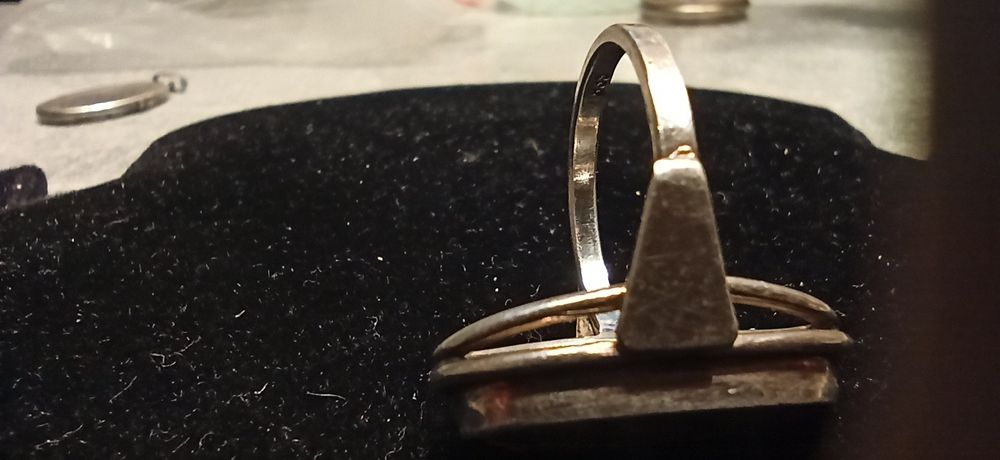 Stary pierścionek ze srebra piasek pustyni