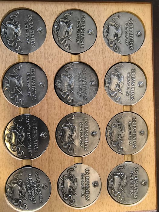 Estojo em madeira com 12 medalhas, alusivas à Obra de Luís de Camões