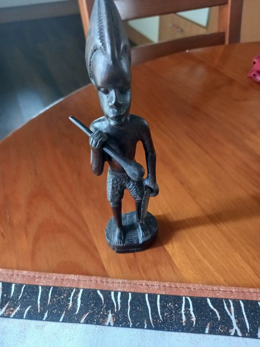 Individuais e estatueta madeira