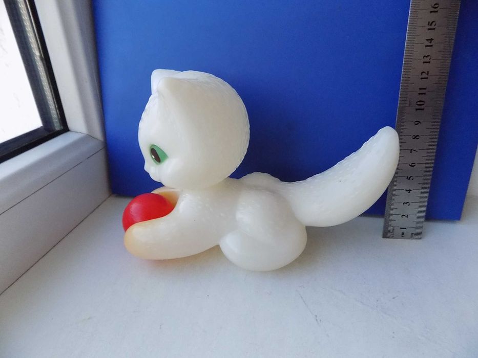 Игрушка полиэтилен СССР Котенок с мячом Клеймо