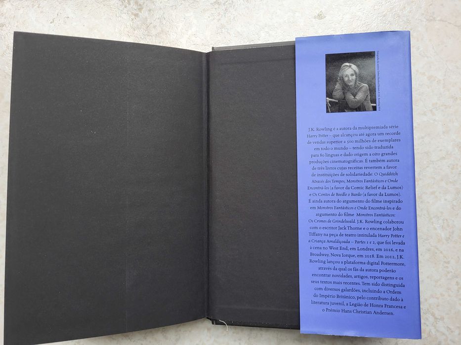 Conjunto Livro Harry Potter e a Pedra Filosofal + Selos de Coleção