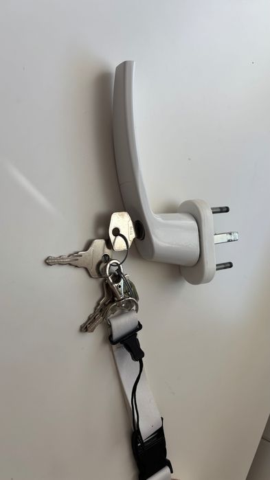 Klamka okienna z kluczem