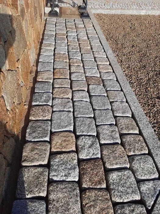 Kostka granitowa otoczona 4/6 żółto - szara