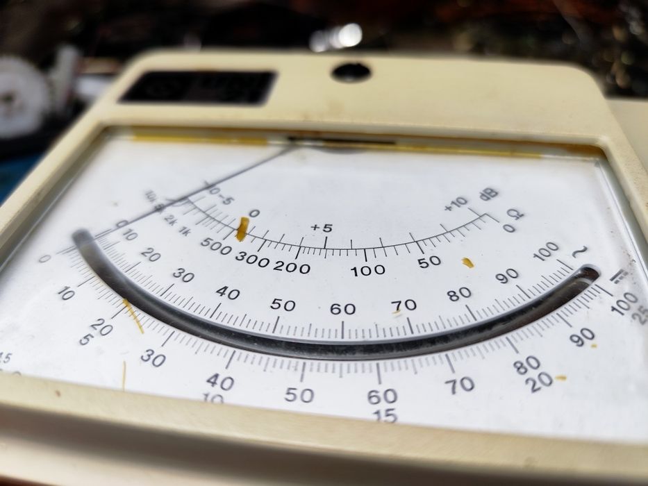 Miernik analogowy UNI21 multimetr (DDR)– lekko uszkodzony mechanicznie